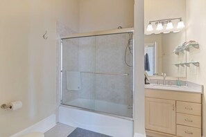 Badewanne, Haartrockner, Handtücher, Shampoo