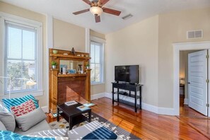 Unclassified image, 2 of 23, button