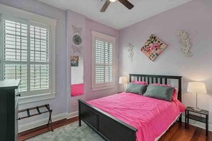 2 dormitorios, escritorio, tabla de planchar con plancha y wifi