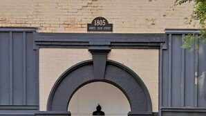Un edificio con un cartello che riporta la scritta '1805 NORTH MAIN STREET'.