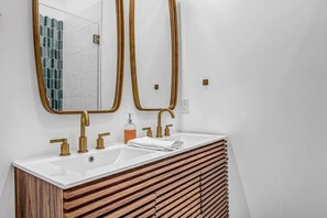 Unclassified image, 5 of 28, button