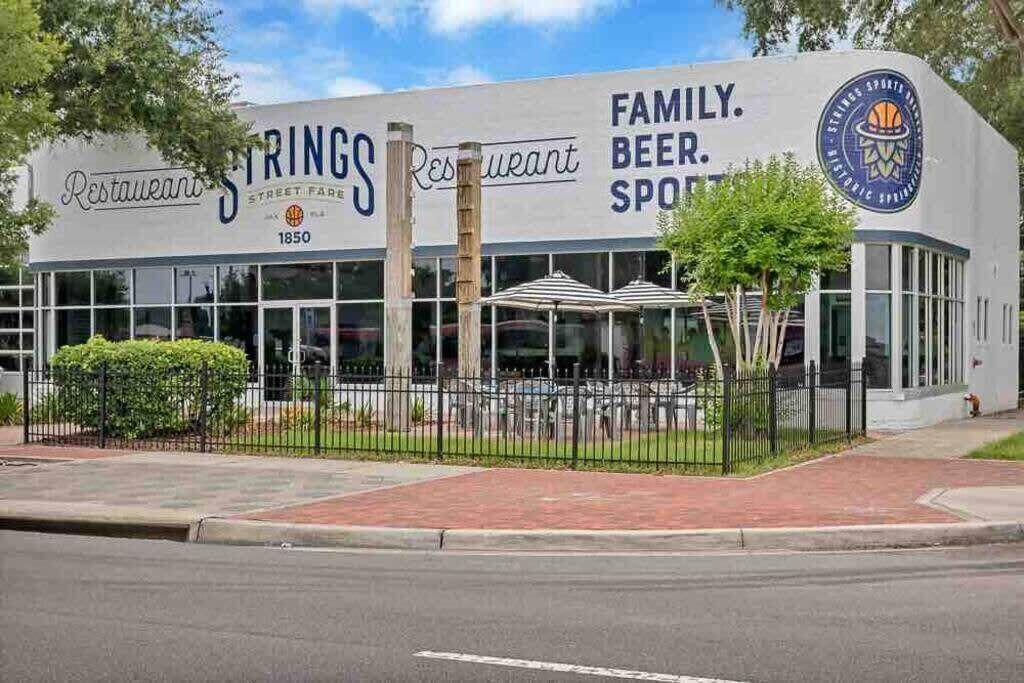 Un restaurante llamado Springs Restaurant, con un cartel que indica su apertura en 1850.