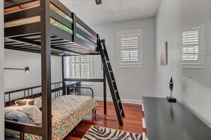 2 habitaciones, tabla de planchar con plancha, wifi y ropa de cama