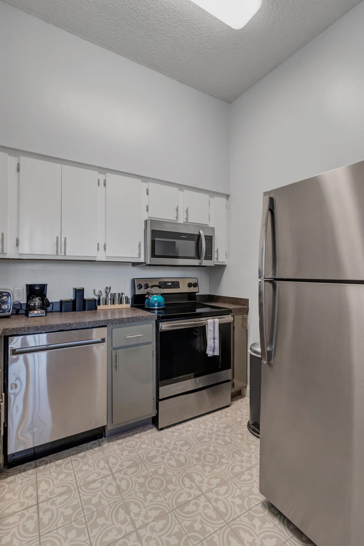 Réfrigérateur, micro-ondes, four, plaque de cuisson