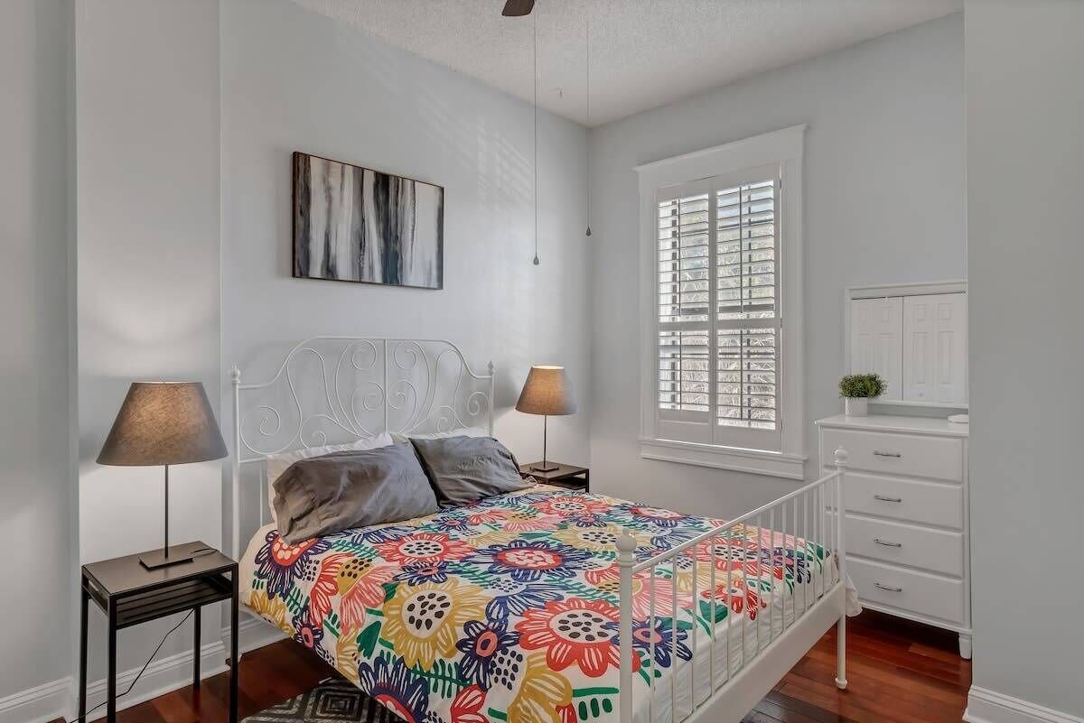 Comfy 2 BR apt with bunk beds - very pet friendly!