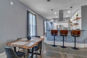 Dining - Spacious & Elegant - HUGE apt close to 3 breweries (Jacksonville)