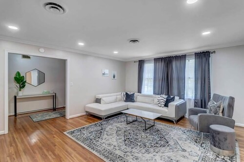 HUGE ranch style house with an MCM flare!