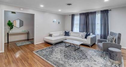 HUGE ranch style house with an MCM flare!