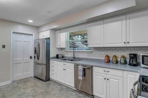Fridge, microwave, oven, stovetop - HUGE ranch style house with an MCM flare! (Jacksonville)