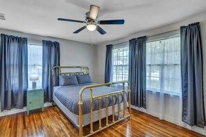 5 habitaciones, tabla de planchar con plancha, cuna de viaje y wifi 