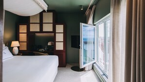 A hotel room with a bed, a desk, a chair, a TV, and a window with curtains. - Torel Terra Brava (Angra do Heroismo)