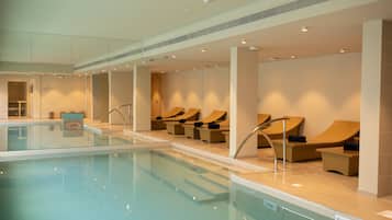 Indendørs pool, udendørs pool, parasoller, liggestole