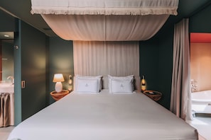 Suite Junior with Bathtub | Cofres nos quartos, cortinas blackout, quartos à prova de som