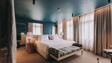 Suite Deluxe with Bathtub | 1 chambre, coffres-forts dans les chambres, rideaux occultants