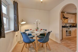 Apartment | Essbereich im Zimmer