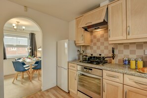Appartement | Cuisine privée | Réfrigérateur, four à micro-ondes, un four, surface de cuisson