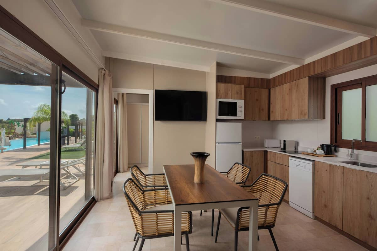 Villa Premium, 2 camas individuales, para no fumadores, vista al resort (Balcony) | 1 habitación, caja de seguridad en la habitación y cortinas blackout