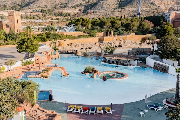 5 piscinas al aire libre, tumbonas