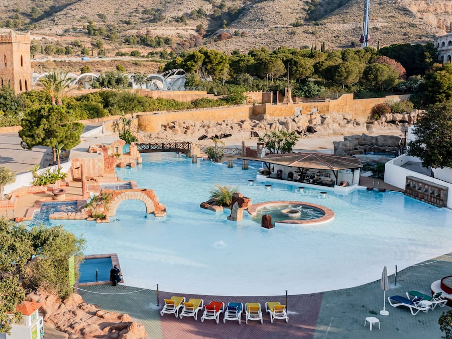 5 buitenzwembaden, ligstoelen bij het zwembad