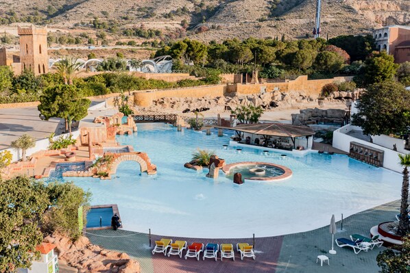 5 piscines extérieures, chaises longues
