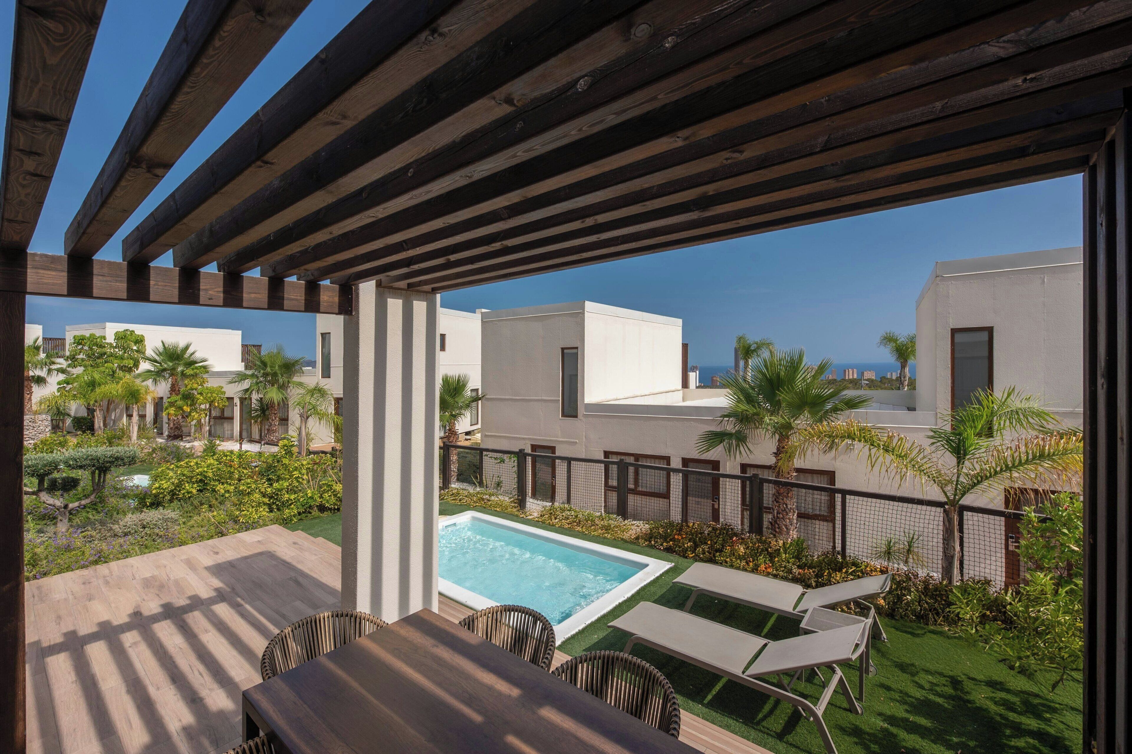 Villa Confort, 3 habitaciones, vista al resort (Balcony) | Alberca | 5 albercas al aire libre y camastros 