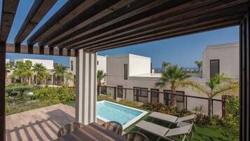 Villa Confort, 3 habitaciones, vista al resort (Balcony) | Alberca | 5 albercas al aire libre y camastros