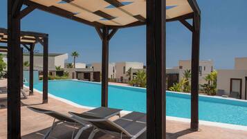 5 outdoor pools, sun loungers