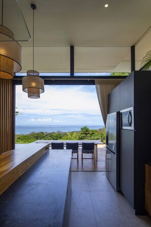 Réfrigérateur, four à micro-ondes, un four, surface de cuisson