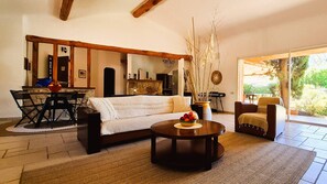 TV - Villa Lucendiluna. 14 pers, piscine, plage 5mn en voiture (SAINTE LUCIE DE PORTO VECCHIO)