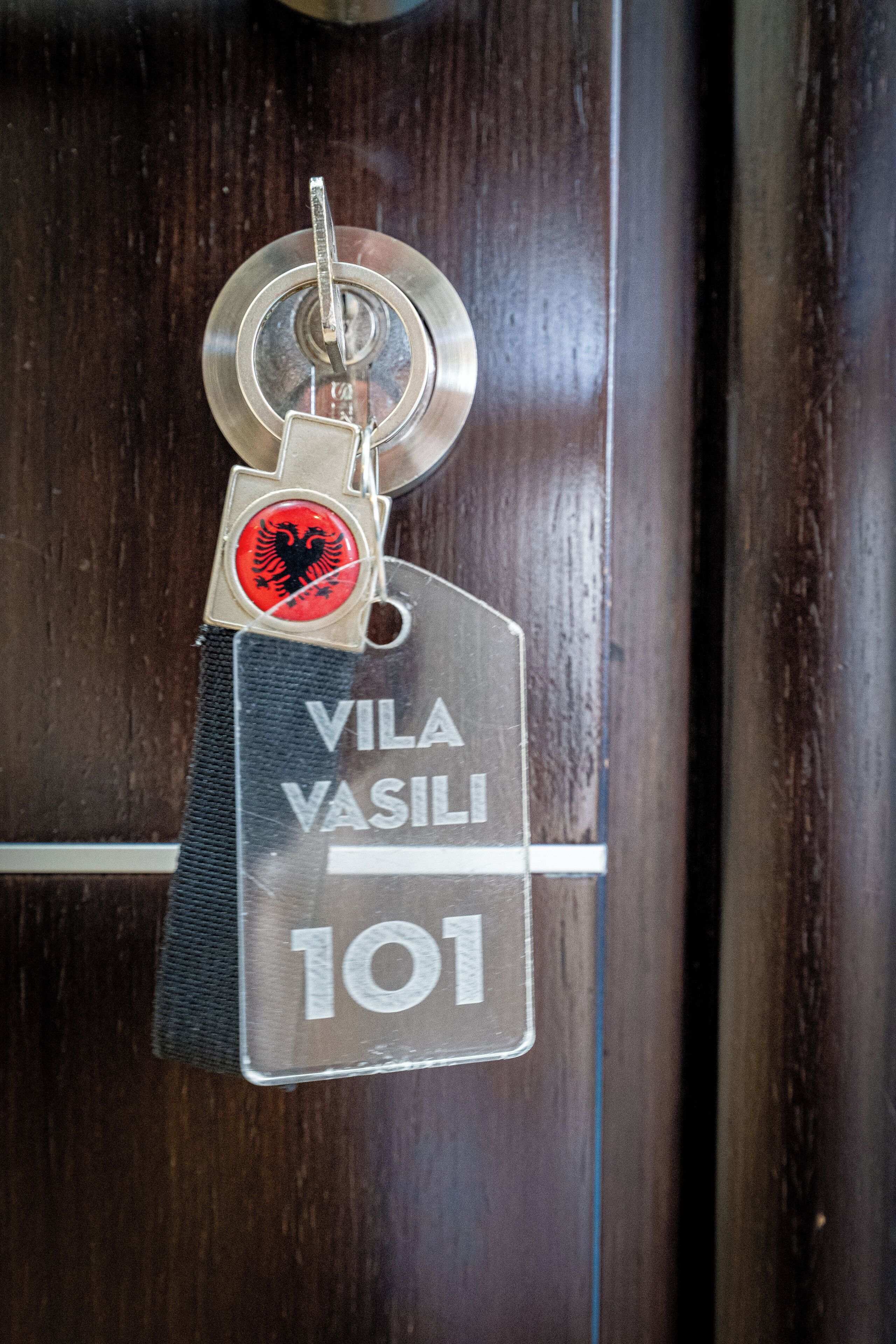 En nøglering med en metalplade, hvor der står "VILA VASILI 101".