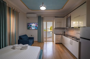 Quadruple Room with Kitchen | In-room safe, free WiFi, bed sheets