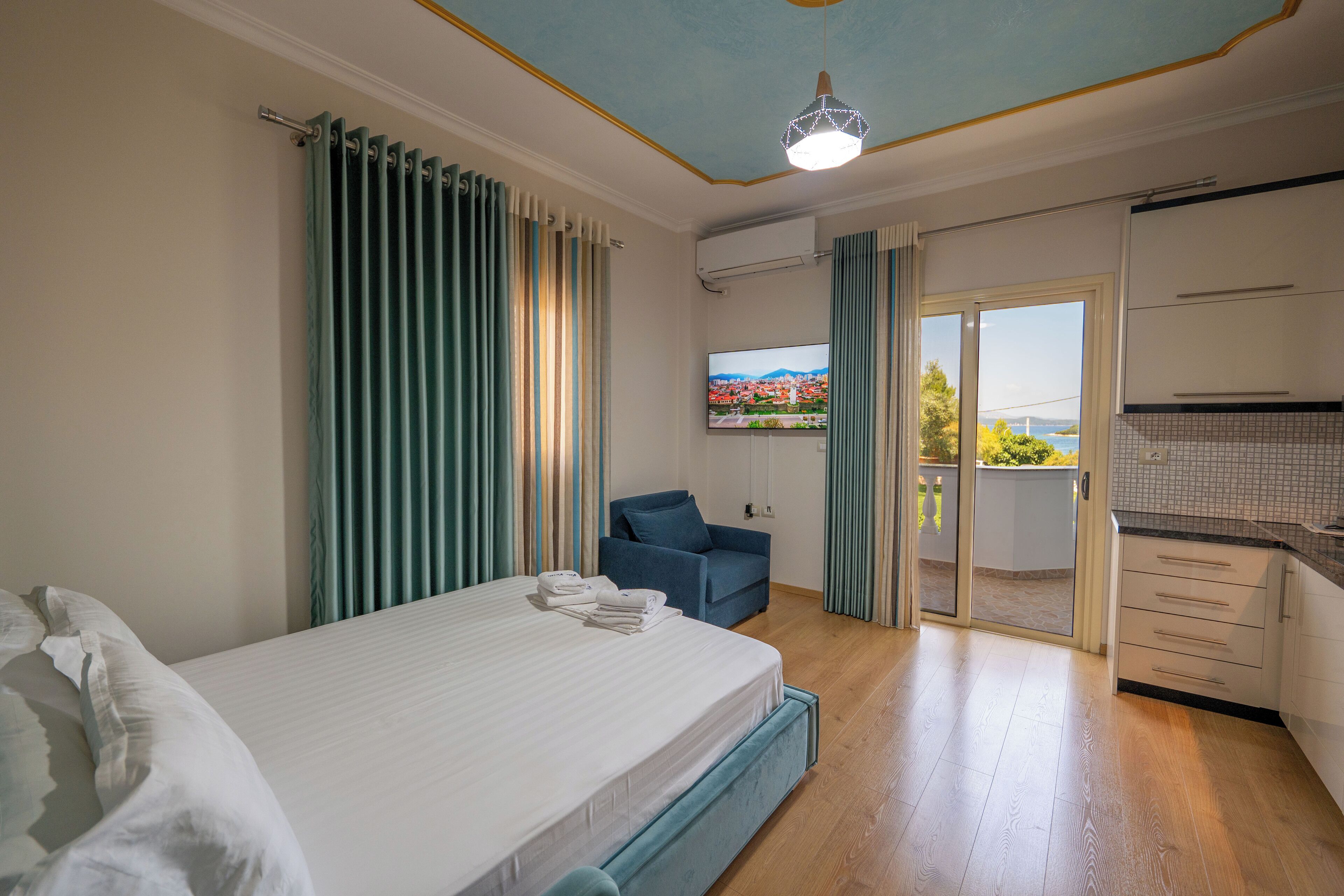 Quadruple Room with Kitchen | In-room safe, free WiFi, bed sheets