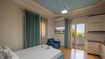 Quadruple Room with Kitchen | In-room safe, free WiFi, bed sheets