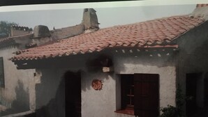 A building with a red-tiled roof, a small door, and a window. - Villa sea view (Propriano)