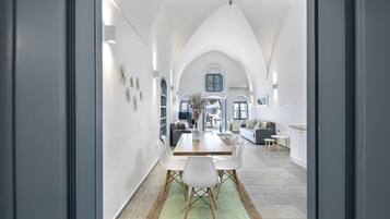 One-Bedroom House with Caldera View | Pillowtop beds, soundproofing, iron/ironing board, free WiFi