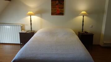 1 slaapkamer, een strijkplank/strijkijzer, gratis wifi, beddengoed