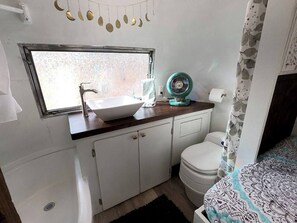 Kombinert dusj/badekar, hårføner og håndklær