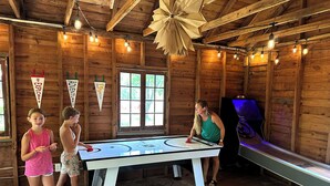 Games room - Lakefront Airstream - Farm Animals - Fish, Swim, Boat, Hike/Bike 5+Miles Trails (Louisa)