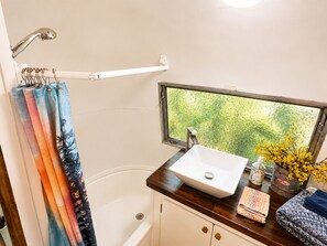 Combined shower/bathtub, hair dryer, towels - Lakefront Airstream - Farm Animals - Fish, Swim, Boat, Hike/Bike 5+Miles Trails (Louisa)