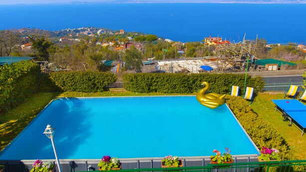 A swimming pool with a view of the sea and a mountainous landscape in the background. - Villa Luisa play& pool (Massa Lubrense)