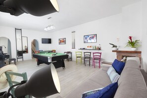 Villa, 4 Schlafzimmer, Raucher, eigener Pool | Wohnbereich | Flachbildfernseher, Kamin