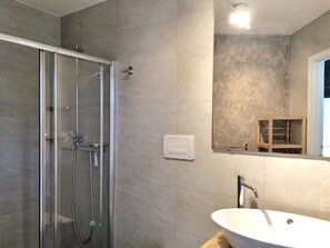 Regadera, secadora de cabello, bidet, toallas 