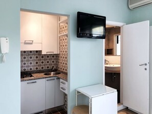 Een koelkast, een kookplaat, een broodrooster