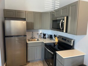 Refrigerador, microondas, horno y parrilla de estufa 