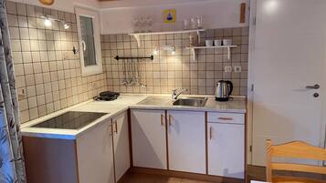 Frigorifero, microonde, forno, piano cottura