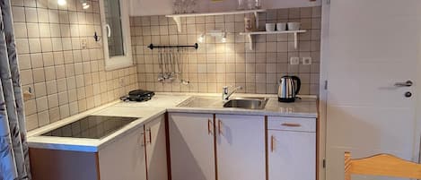 Réfrigérateur, four à micro-ondes, surface de cuisson