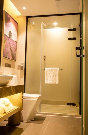Bathroom - Lavande Hotels Shenzhen North Railway Station Bantian Metro Station (Shenzhen)
