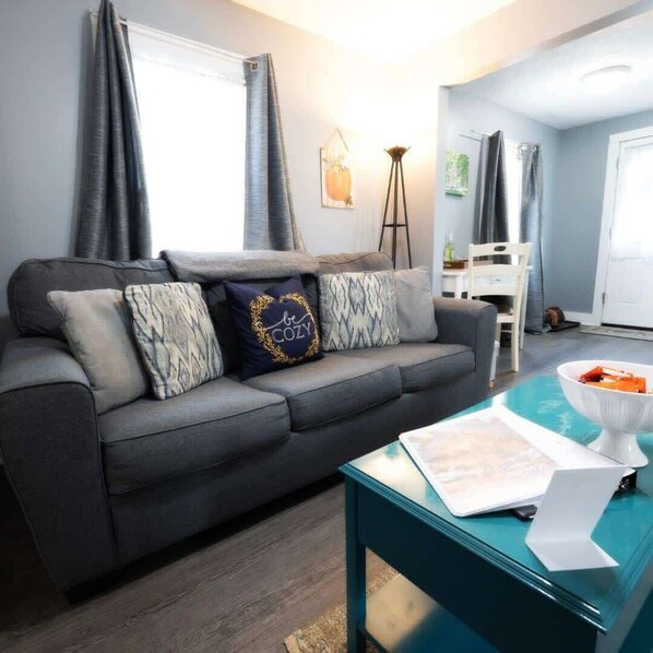 TV, Netflix, streaming services, offices - Cozy Weekend 1BR Haven  in Medina! (Medina)