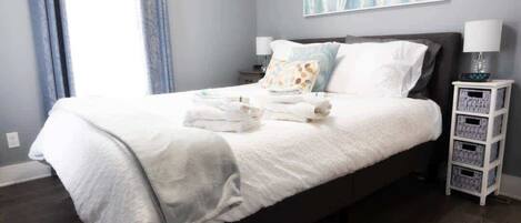 1 Schlafzimmer, Betten mit Memory-Foam-Matratzen, Schreibtisch