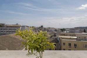 Un horizonte urbano con edificios y cielo despejado.